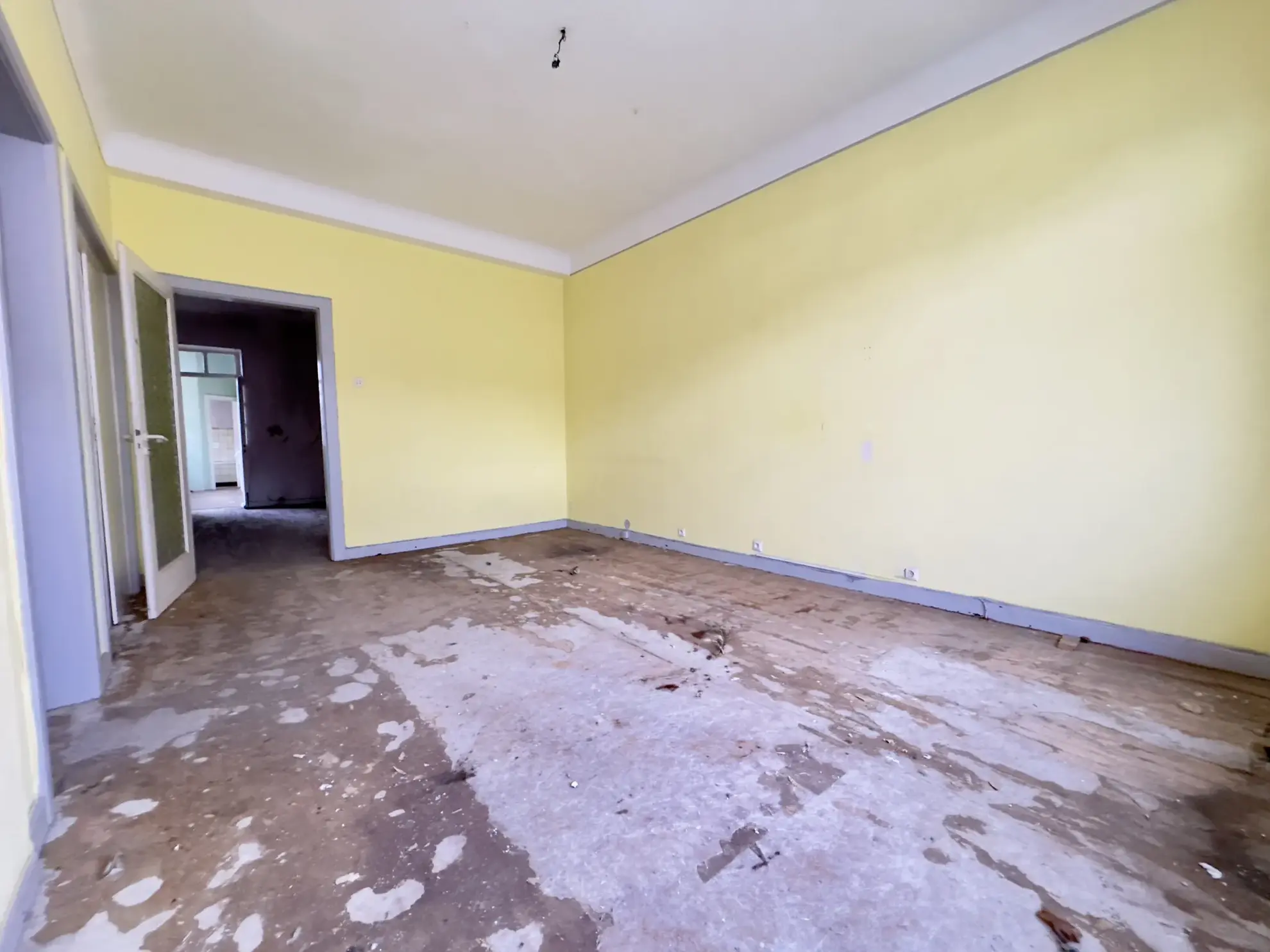 Grand appartement à vendre à Freyming-Merlebach avec terrasse et potentiel de rénovation 