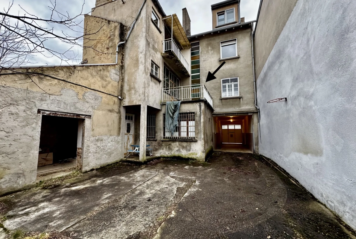 Grand appartement à vendre à Freyming-Merlebach avec terrasse et potentiel de rénovation 