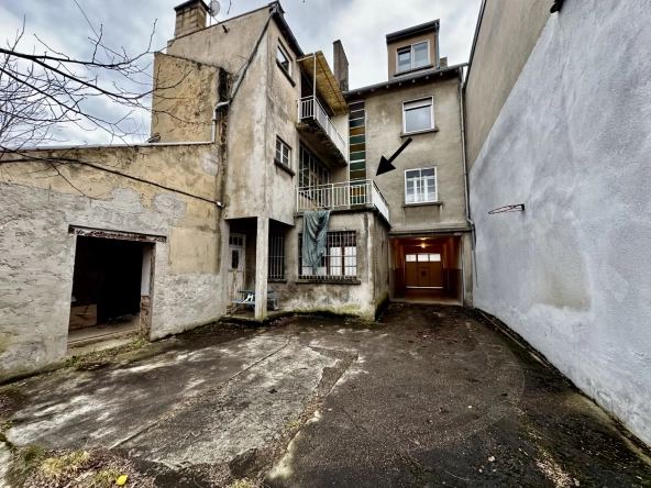 Grand appartement à vendre à Freyming-Merlebach avec terrasse et potentiel de rénovation 