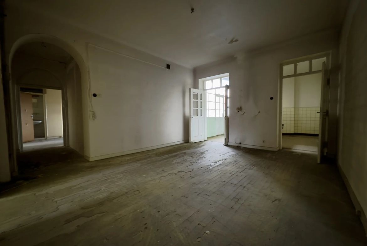 Grand appartement à vendre à Freyming-Merlebach avec terrasse et potentiel de rénovation 