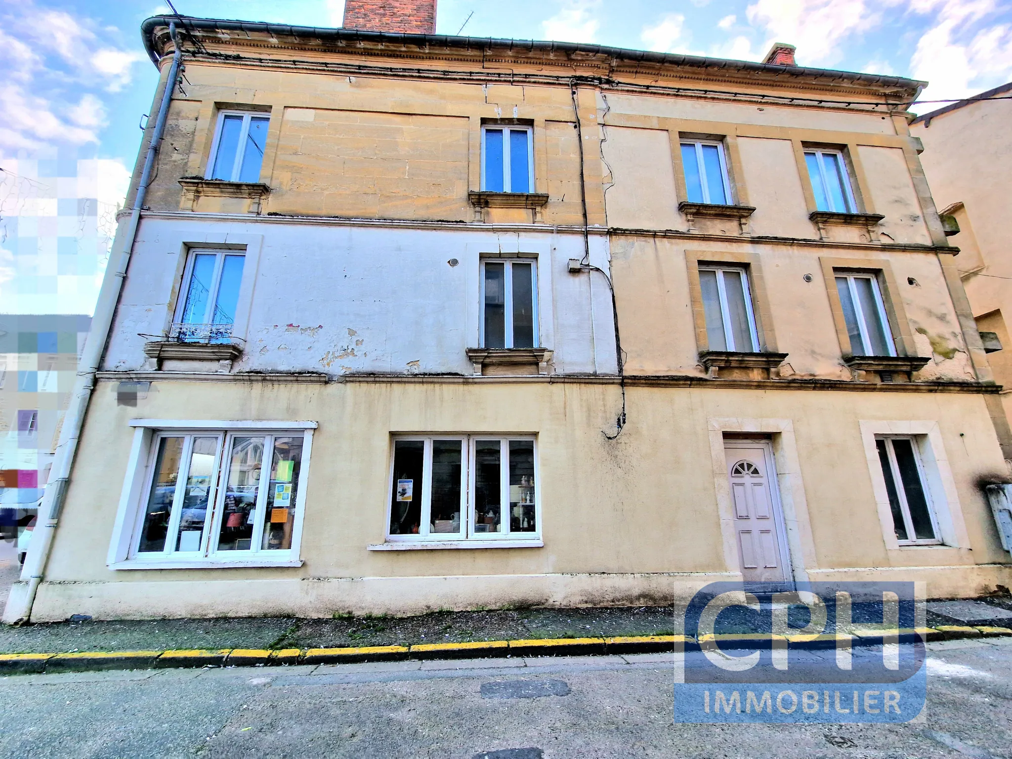 Immeuble à vendre à Trun avec fort potentiel locatif et rénovation à prévoir 