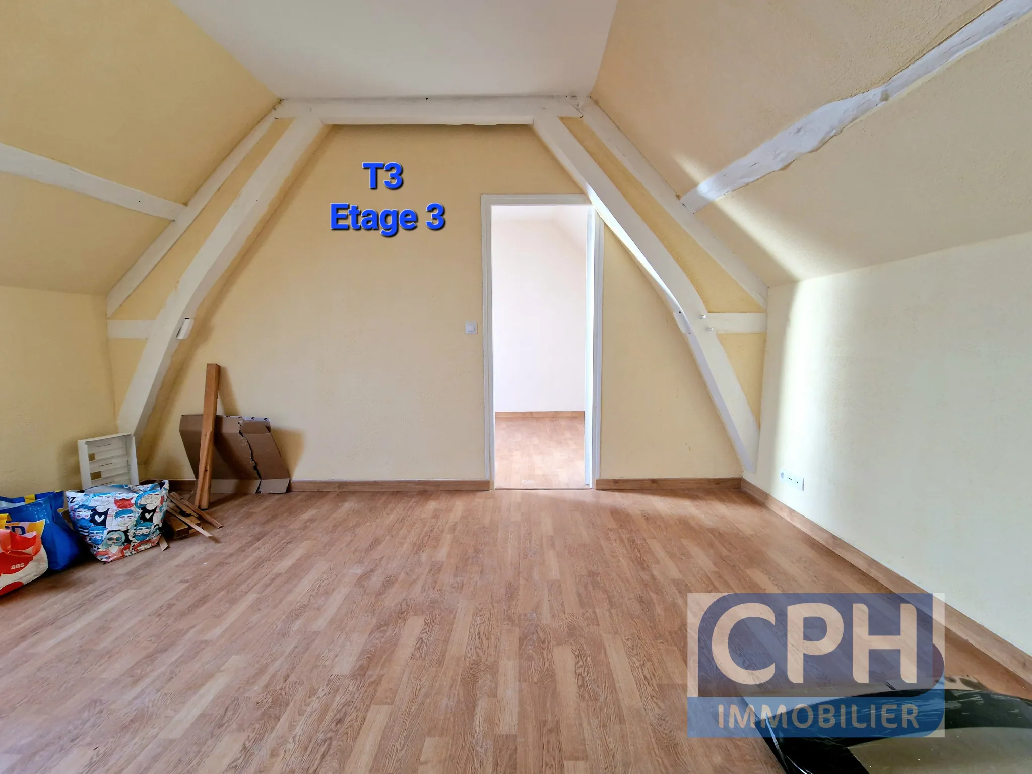 Immeuble à vendre à Trun avec fort potentiel locatif et rénovation à prévoir 