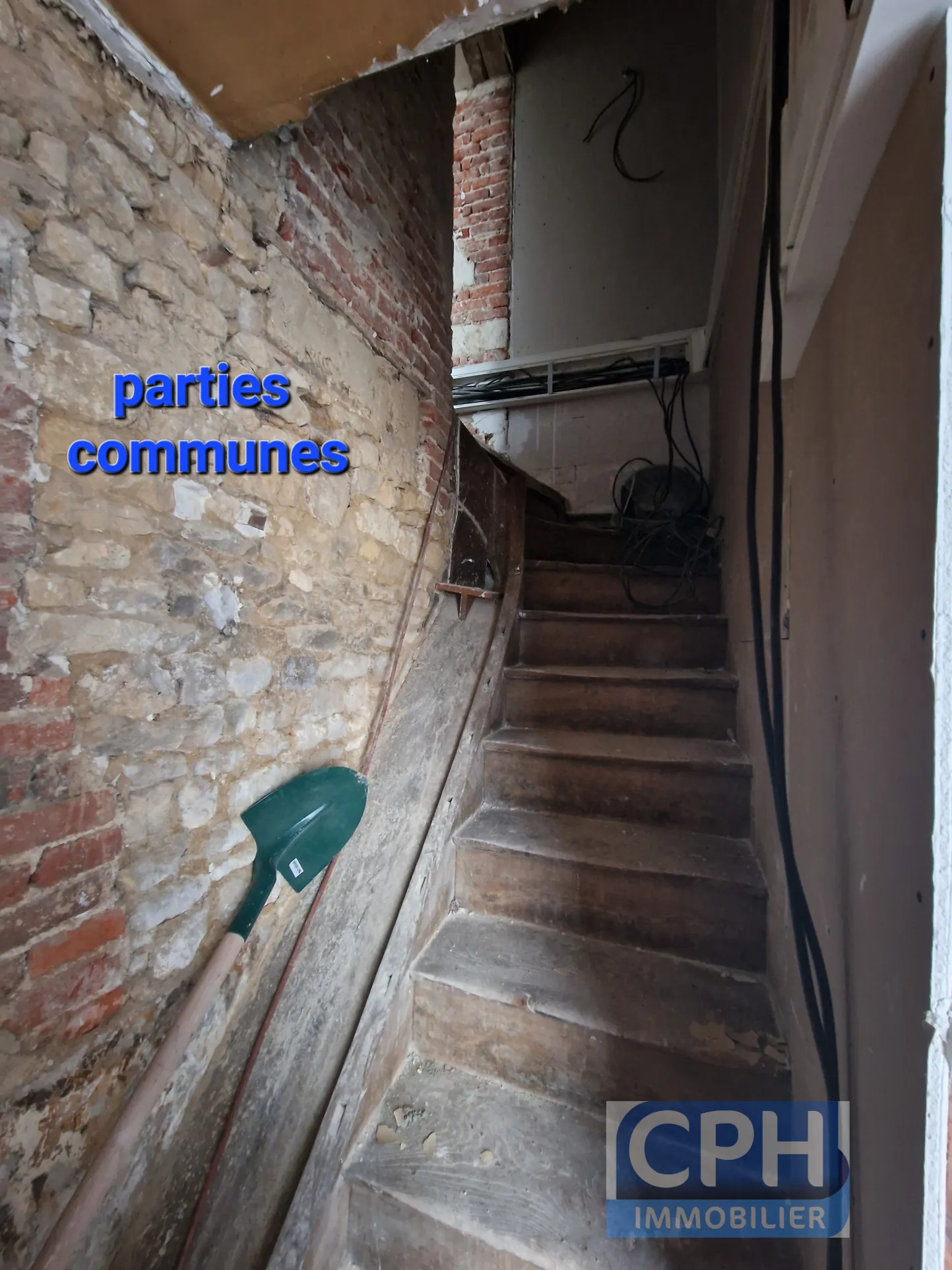 Immeuble à vendre à Trun avec fort potentiel locatif et rénovation à prévoir 