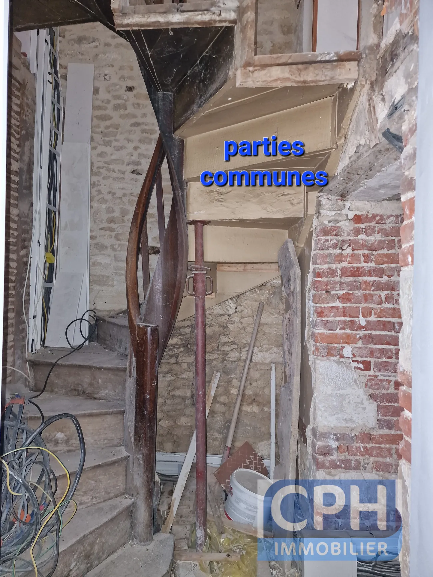 Immeuble à vendre à Trun avec fort potentiel locatif et rénovation à prévoir 