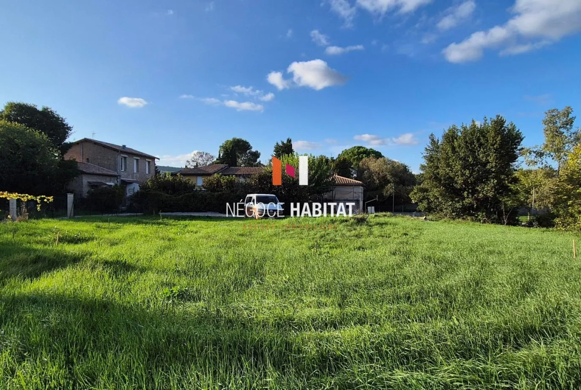 Terrain à bâtir de 250 m² à Montaud, hors lotissement, avec possibilité de construire une maison, garage et piscine 