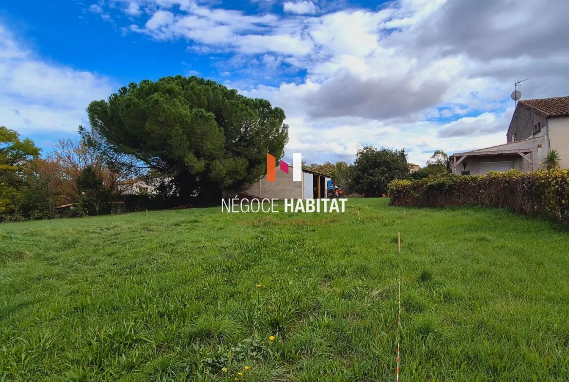 Terrain à bâtir de 250 m² à Montaud, hors lotissement, avec possibilité de construire une maison, garage et piscine 