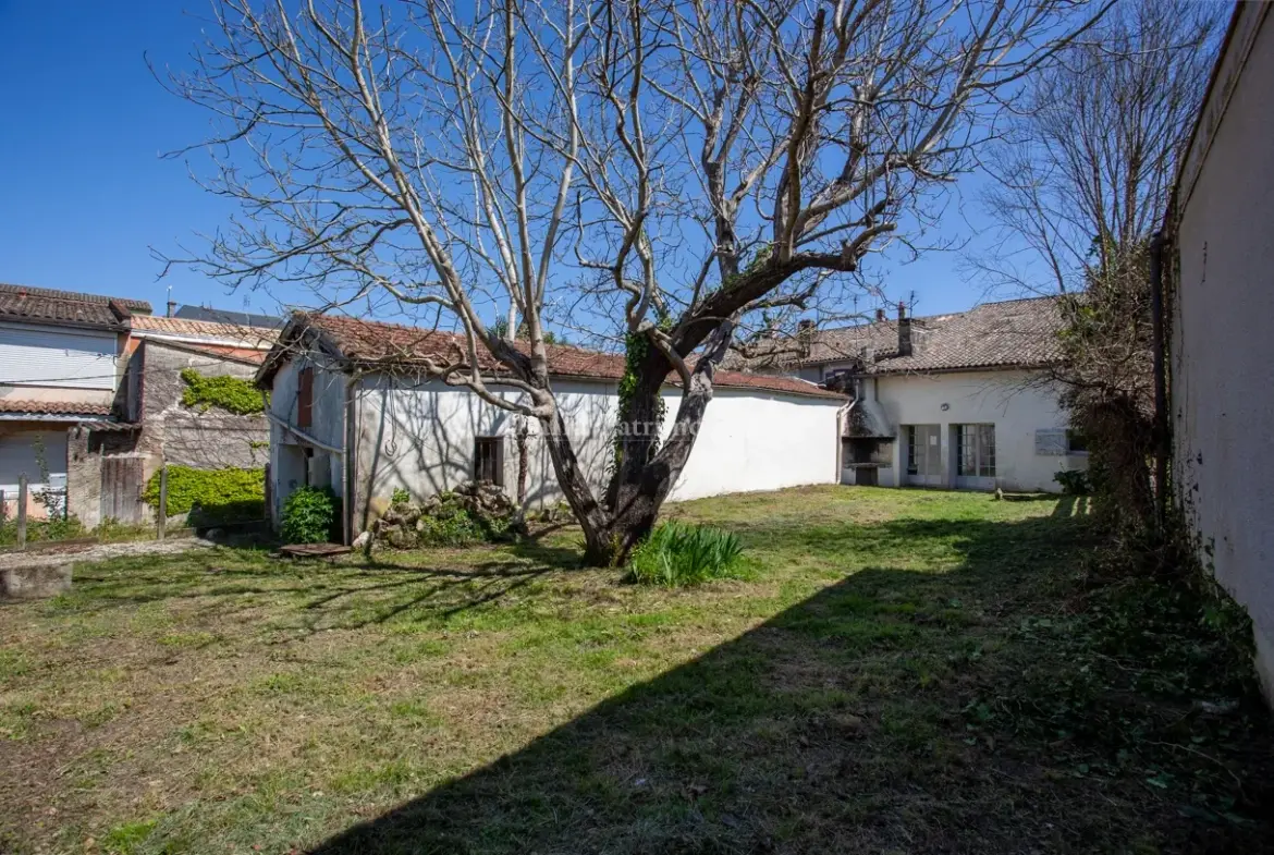 Immeuble en pierre de 154 m² avec maison et local commercial à Créon 
