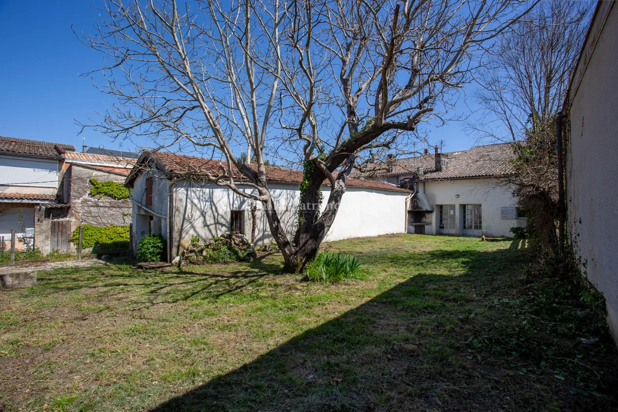 Immeuble en pierre de 154 m² avec maison et local commercial à Créon 
