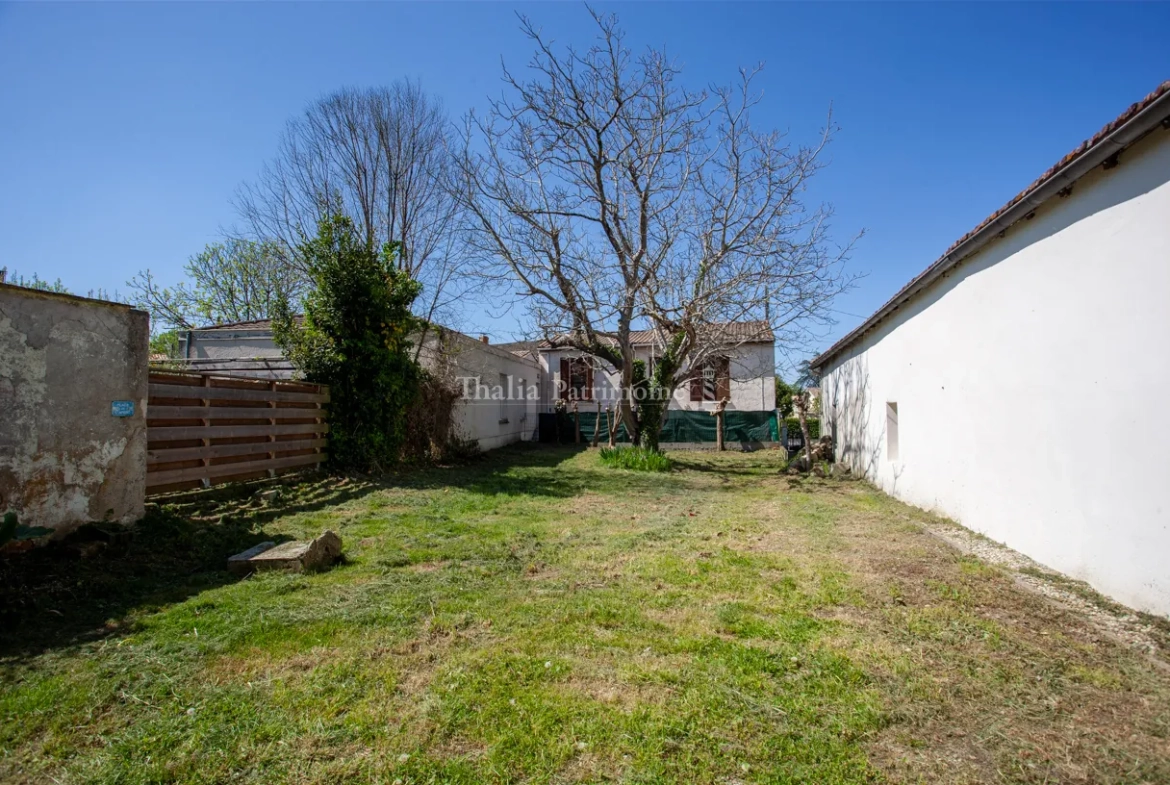 Immeuble en pierre de 154 m² avec maison et local commercial à Créon 