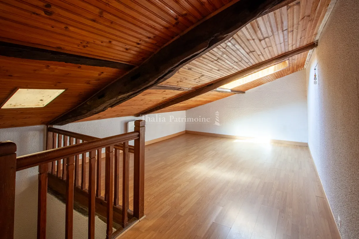 Immeuble en pierre de 154 m² avec maison et local commercial à Créon 