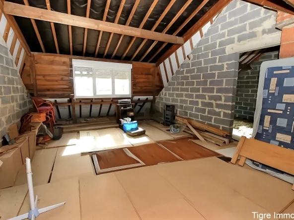 Maison en brique proche frontière belge avec grand terrain et sous-sol aménageable 
