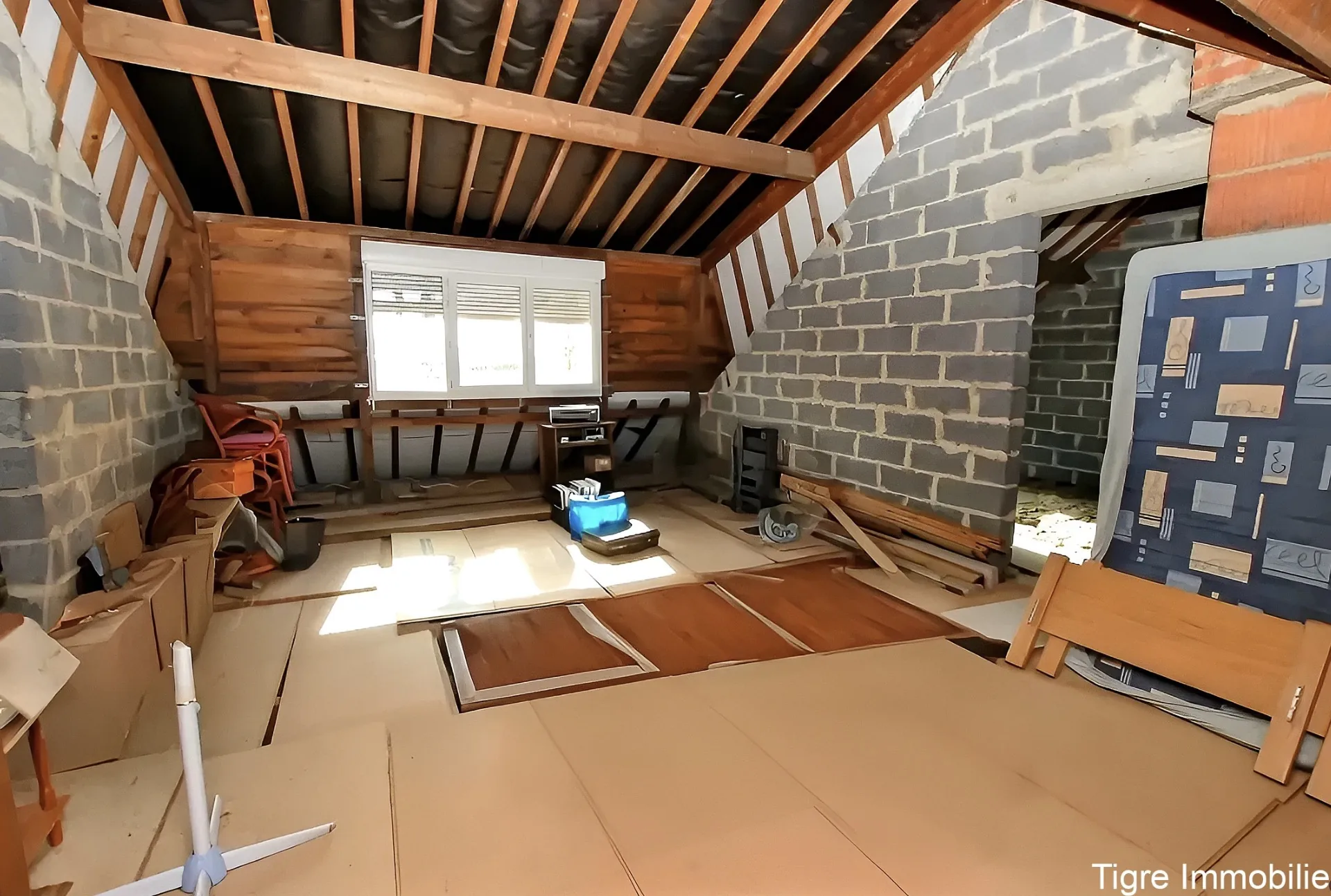 Maison en brique proche frontière belge avec grand terrain et sous-sol aménageable 
