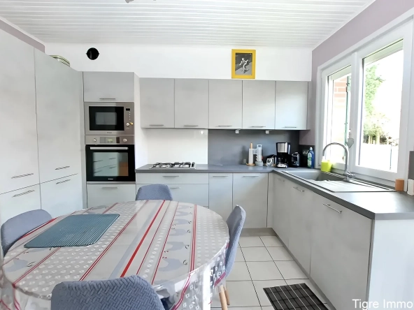 Maison en brique proche frontière belge avec grand terrain et sous-sol aménageable 