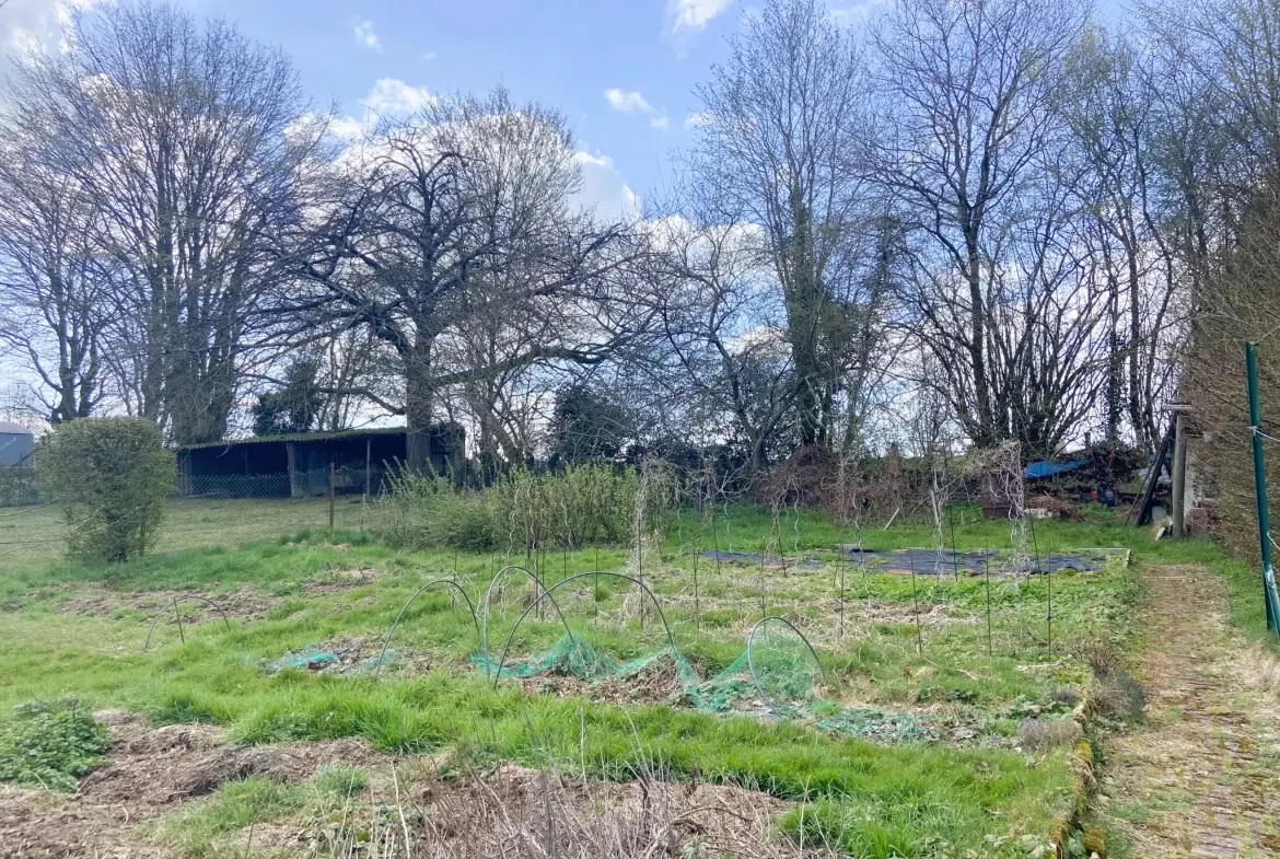 Maison en brique proche frontière belge avec grand terrain et sous-sol aménageable 