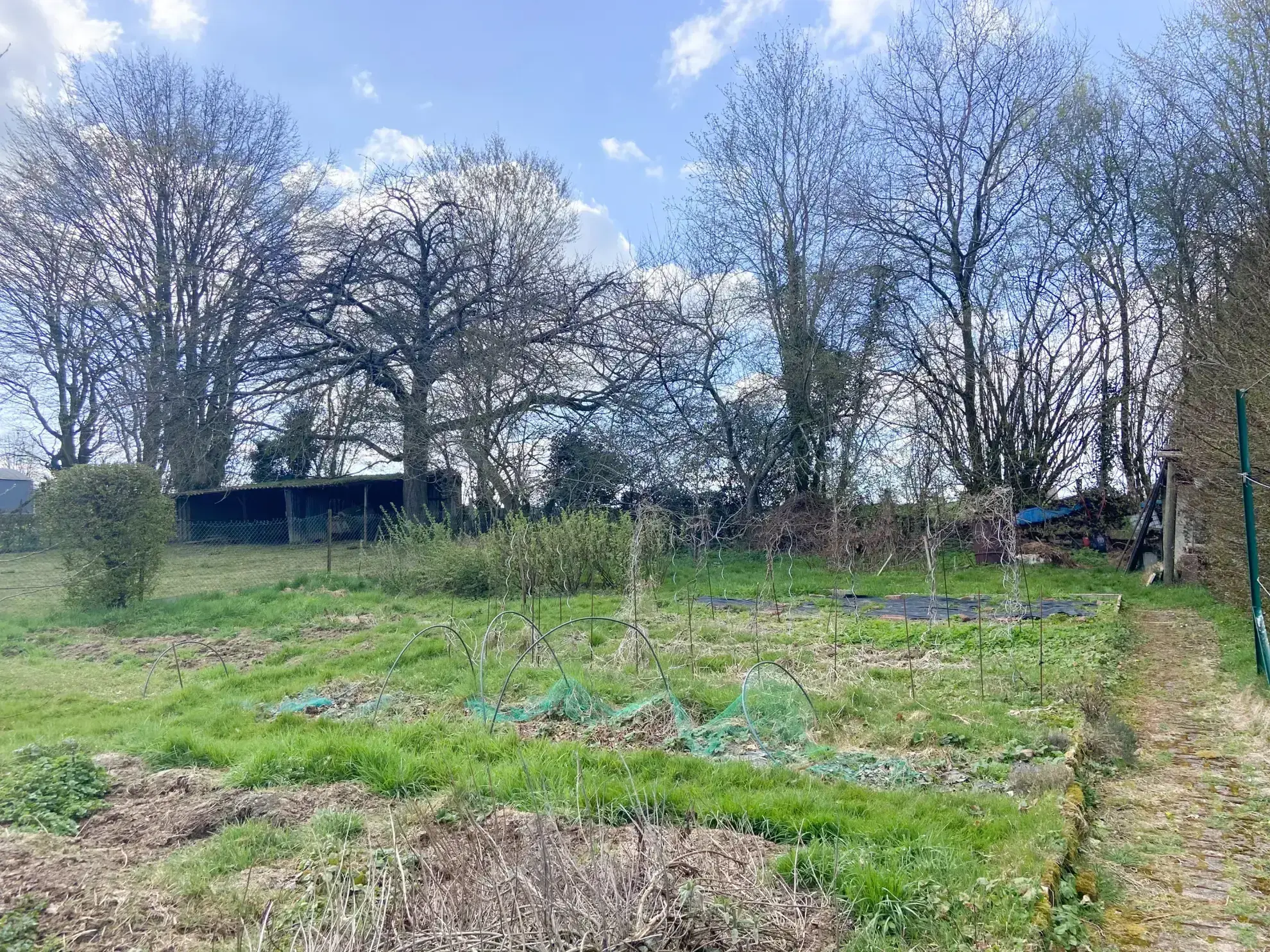 Maison en brique proche frontière belge avec grand terrain et sous-sol aménageable 