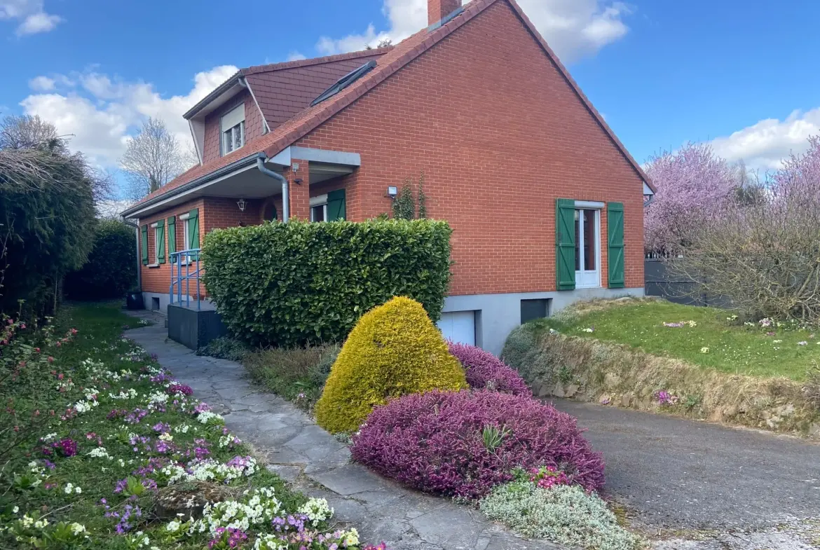 Maison en brique proche frontière belge avec grand terrain et sous-sol aménageable 