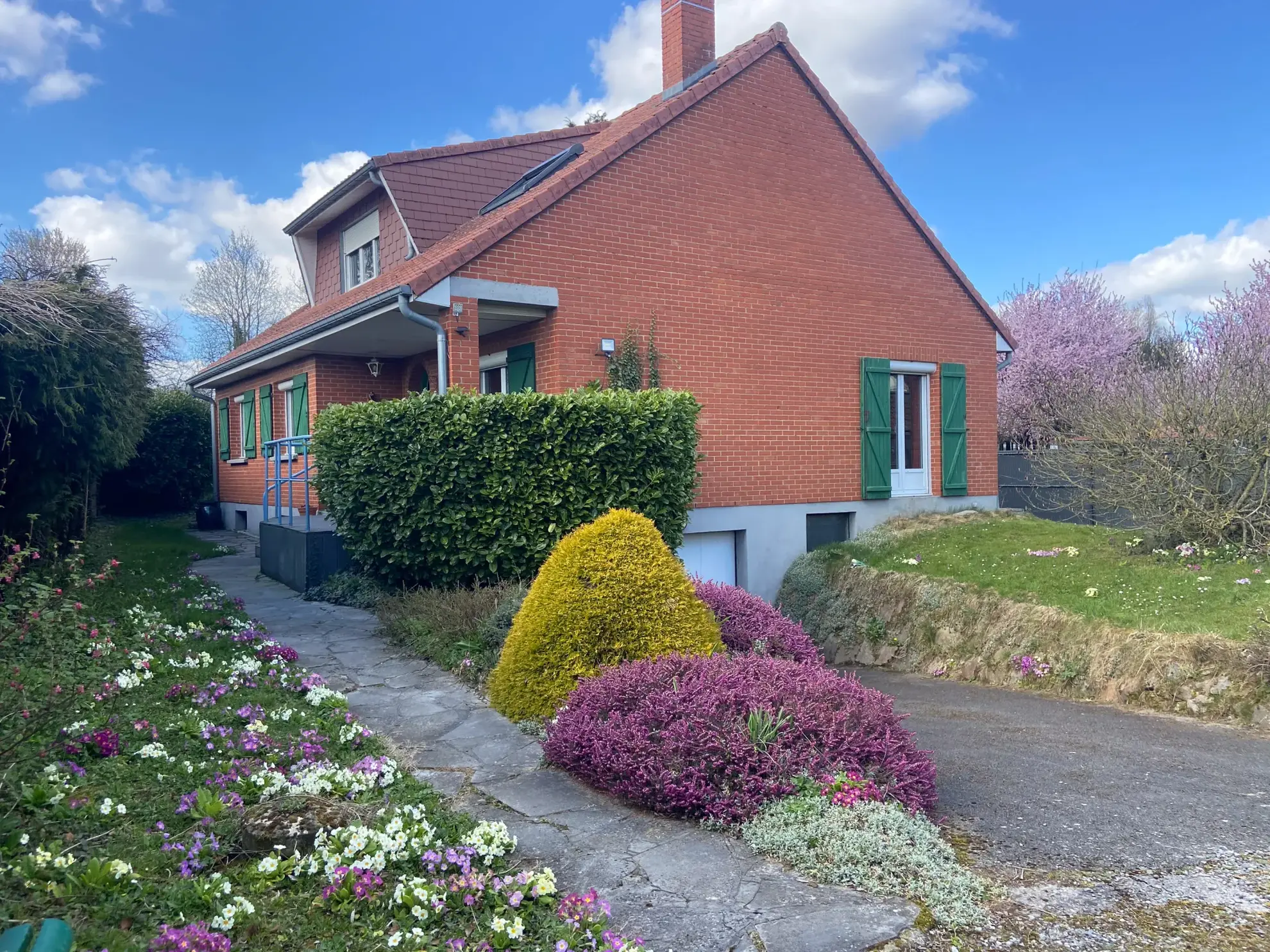 Maison en brique proche frontière belge avec grand terrain et sous-sol aménageable 