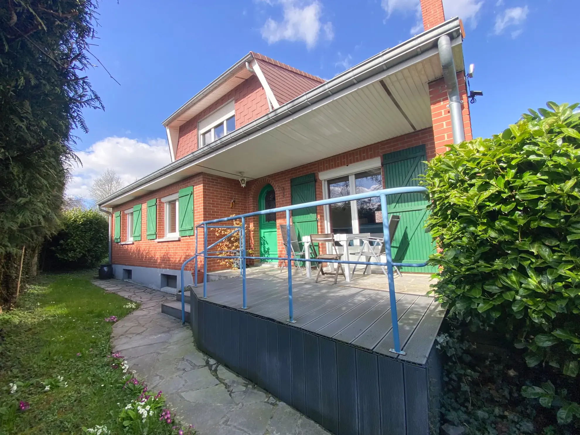 Maison en brique proche frontière belge avec grand terrain et sous-sol aménageable 