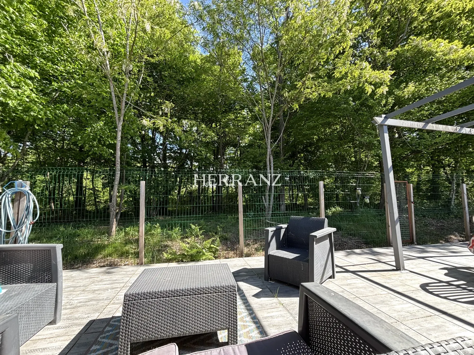 Charmante maison de plain-pied avec jardin, piscine et garage près de Saint-Emilion 