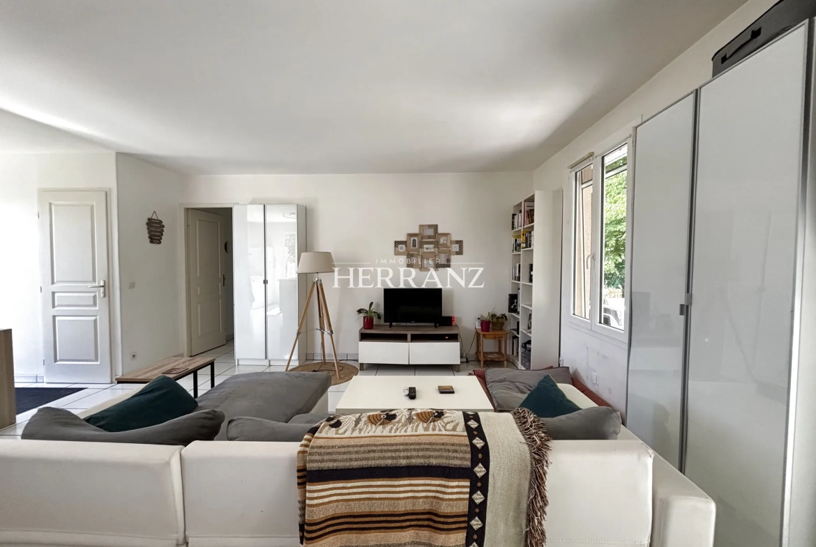 Charmante maison de plain-pied avec jardin, piscine et garage près de Saint-Emilion 
