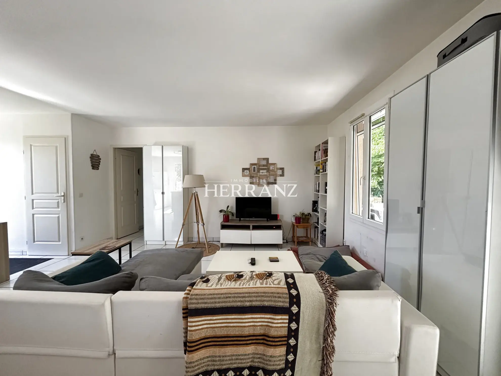 Charmante maison de plain-pied avec jardin, piscine et garage près de Saint-Emilion 