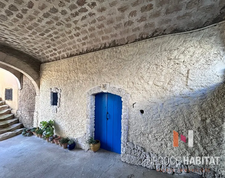 Maison atypique avec jardin et potentiel à Junas 