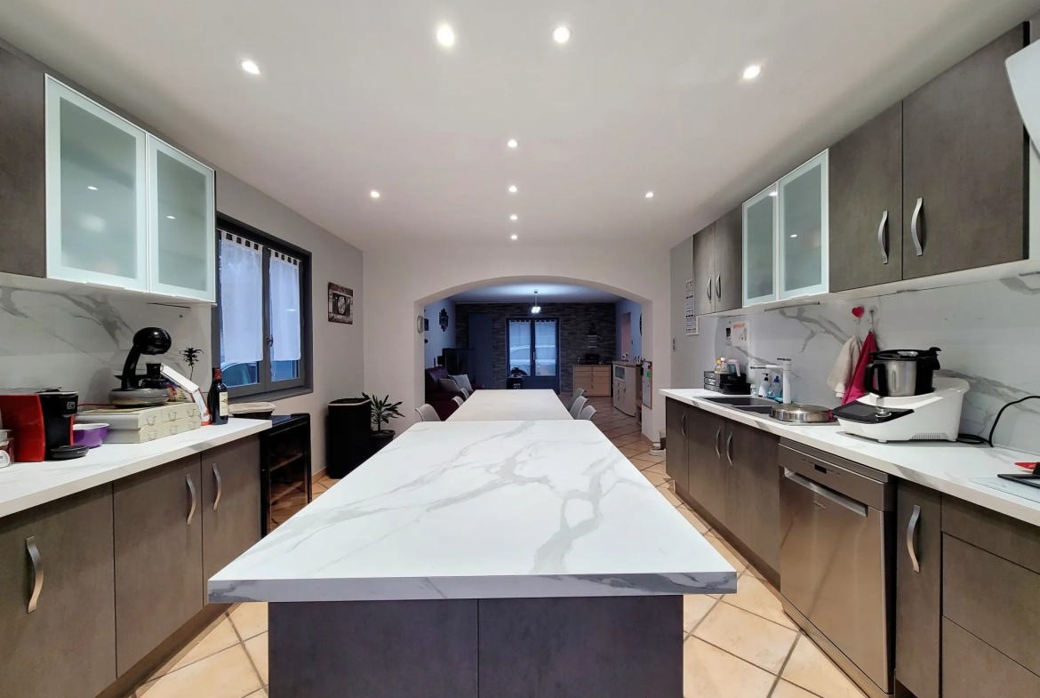 Maison familiale de 138 m² avec 5 chambres à Misérieux proche écoles et Lyon 