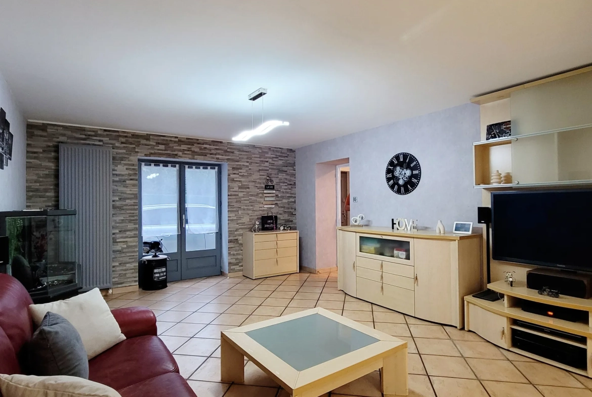 Maison familiale de 138 m² avec 5 chambres à Misérieux proche écoles et Lyon 