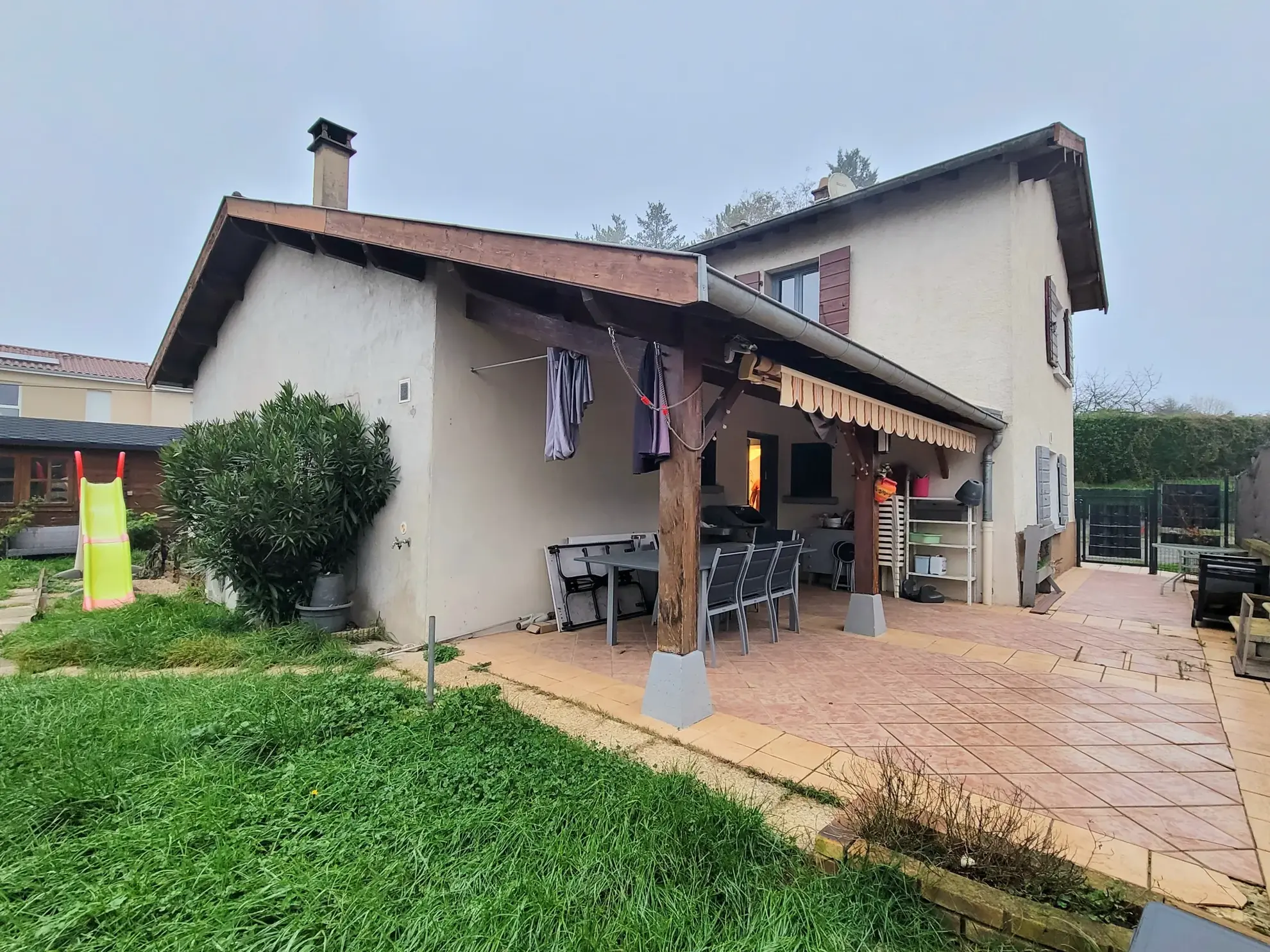 Maison familiale de 138 m² avec 5 chambres à Misérieux proche écoles et Lyon 