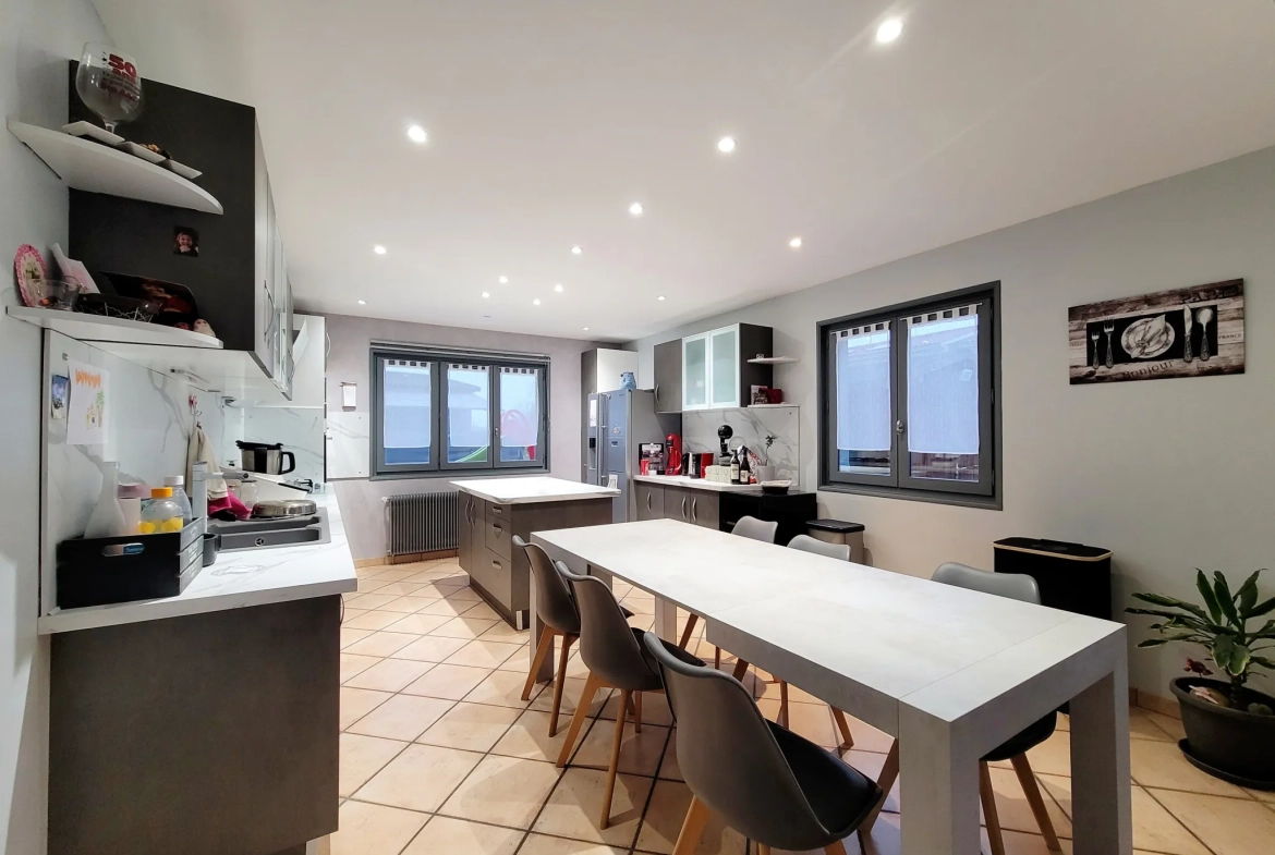Maison familiale de 138 m² avec 5 chambres à Misérieux proche écoles et Lyon 