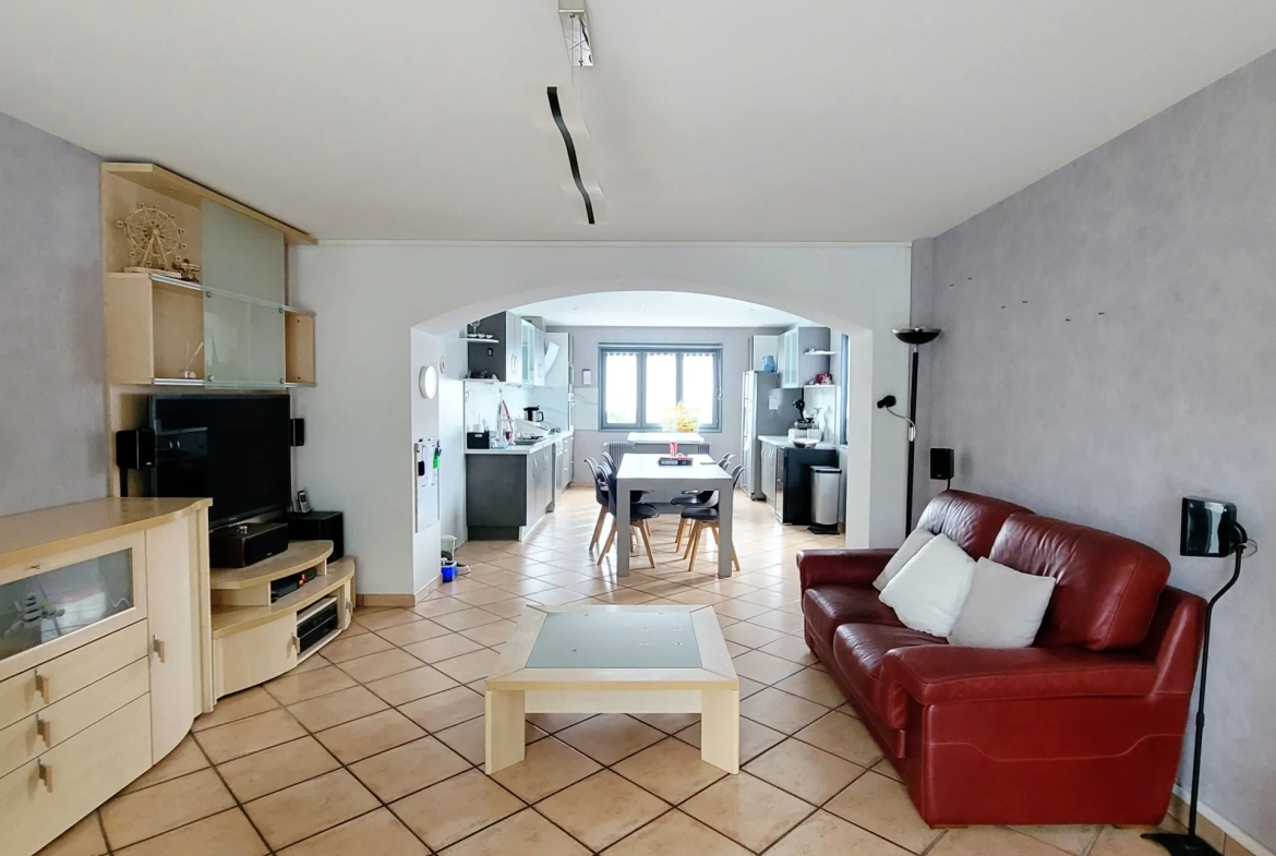 Maison familiale de 138 m² avec 5 chambres à Misérieux proche écoles et Lyon 