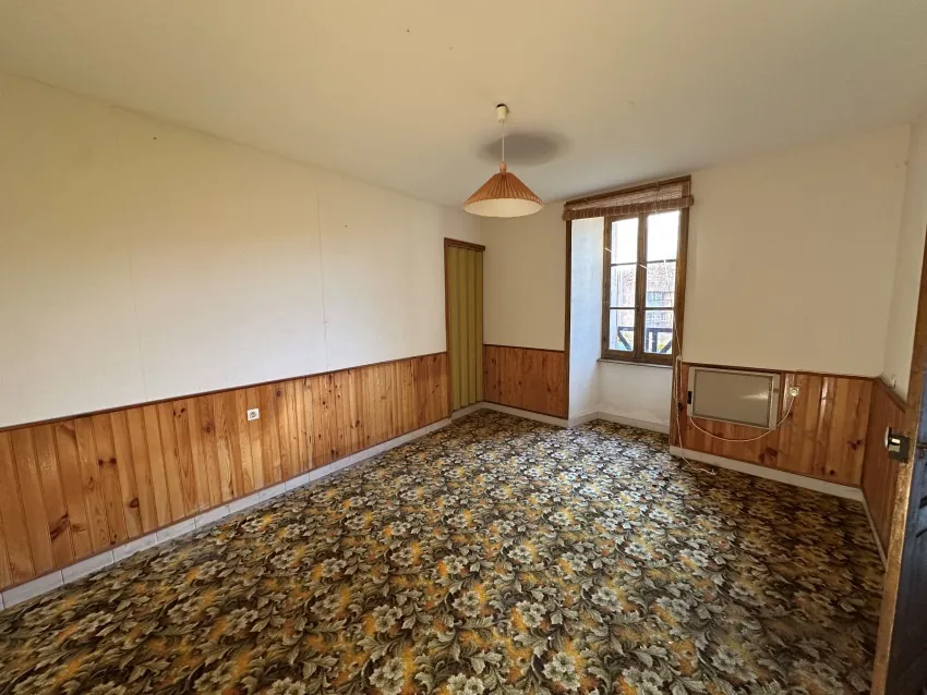 Grand ensemble immobilier à Saint Gervais d'Auvergne avec maison, dépendances et terrain de 5000 m² 