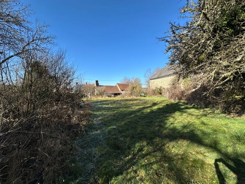 Grand ensemble immobilier à Saint Gervais d'Auvergne avec maison, dépendances et terrain de 5000 m² 
