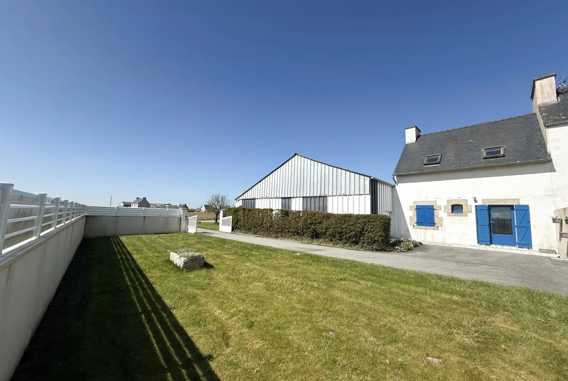 Vente de deux maisons avec grand terrain à Plouneour Trez entre terre et mer 