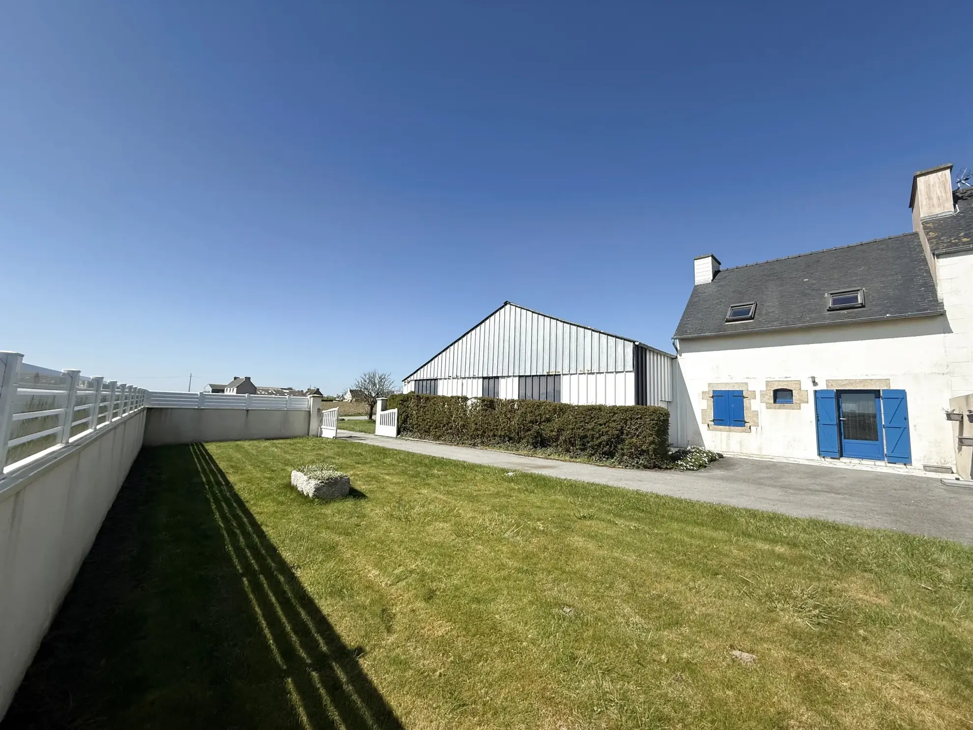 Vente de deux maisons avec grand terrain à Plouneour Trez entre terre et mer 
