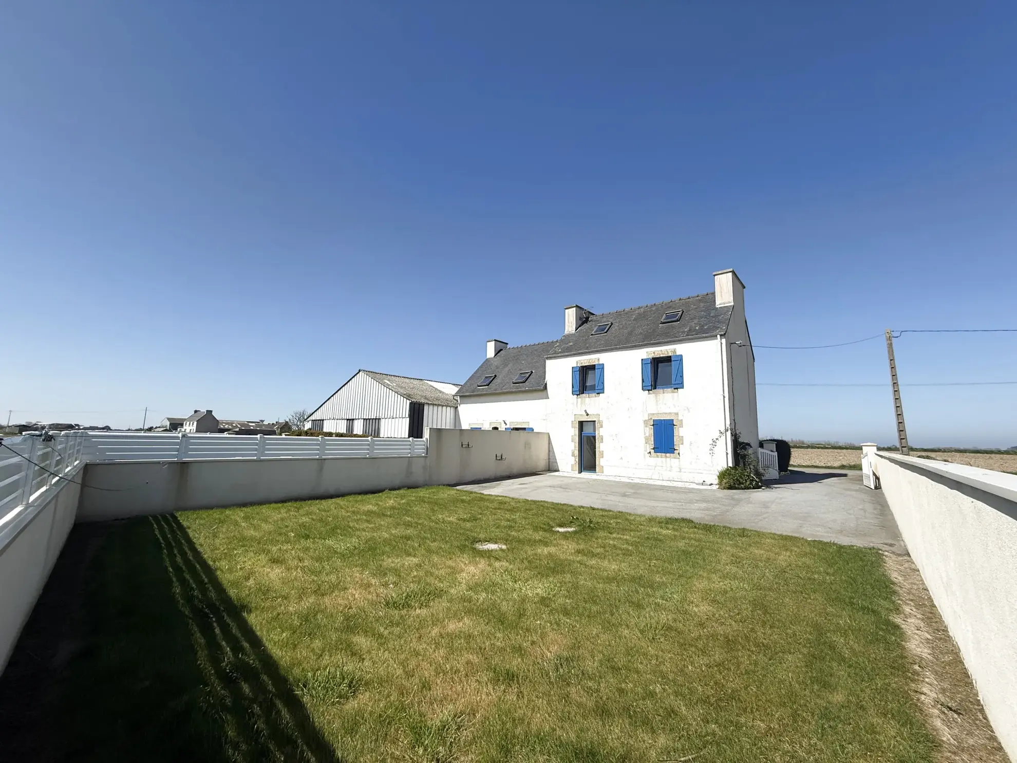 Vente de deux maisons avec grand terrain à Plouneour Trez entre terre et mer 