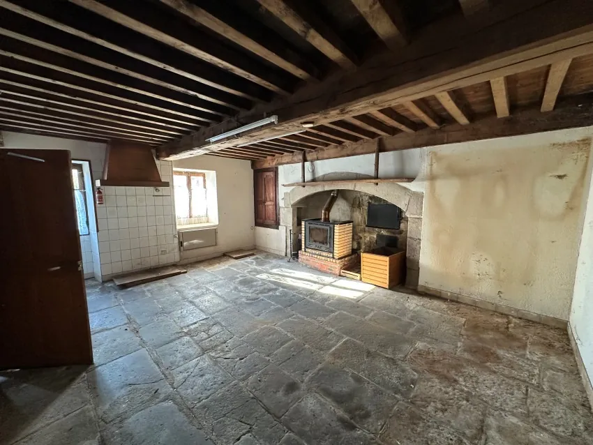 Grand ensemble immobilier à Saint Gervais d'Auvergne avec maison, dépendances et terrain de 5000 m² 