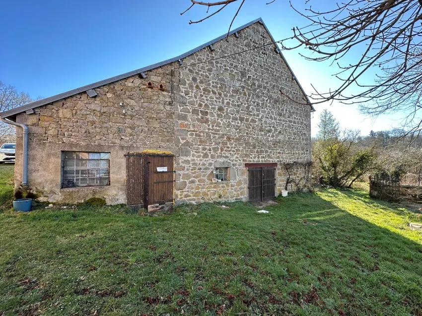 Grand ensemble immobilier à Saint Gervais d'Auvergne avec maison, dépendances et terrain de 5000 m² 
