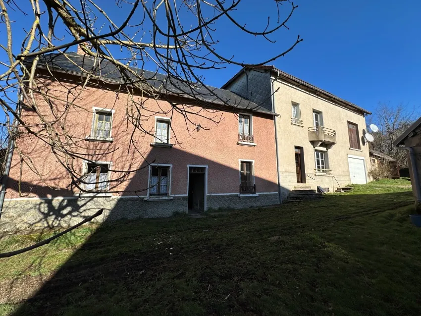 Grand ensemble immobilier à Saint Gervais d'Auvergne avec maison, dépendances et terrain de 5000 m² 