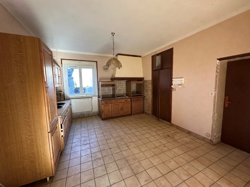 Grand ensemble immobilier à Saint Gervais d'Auvergne avec maison, dépendances et terrain de 5000 m² 