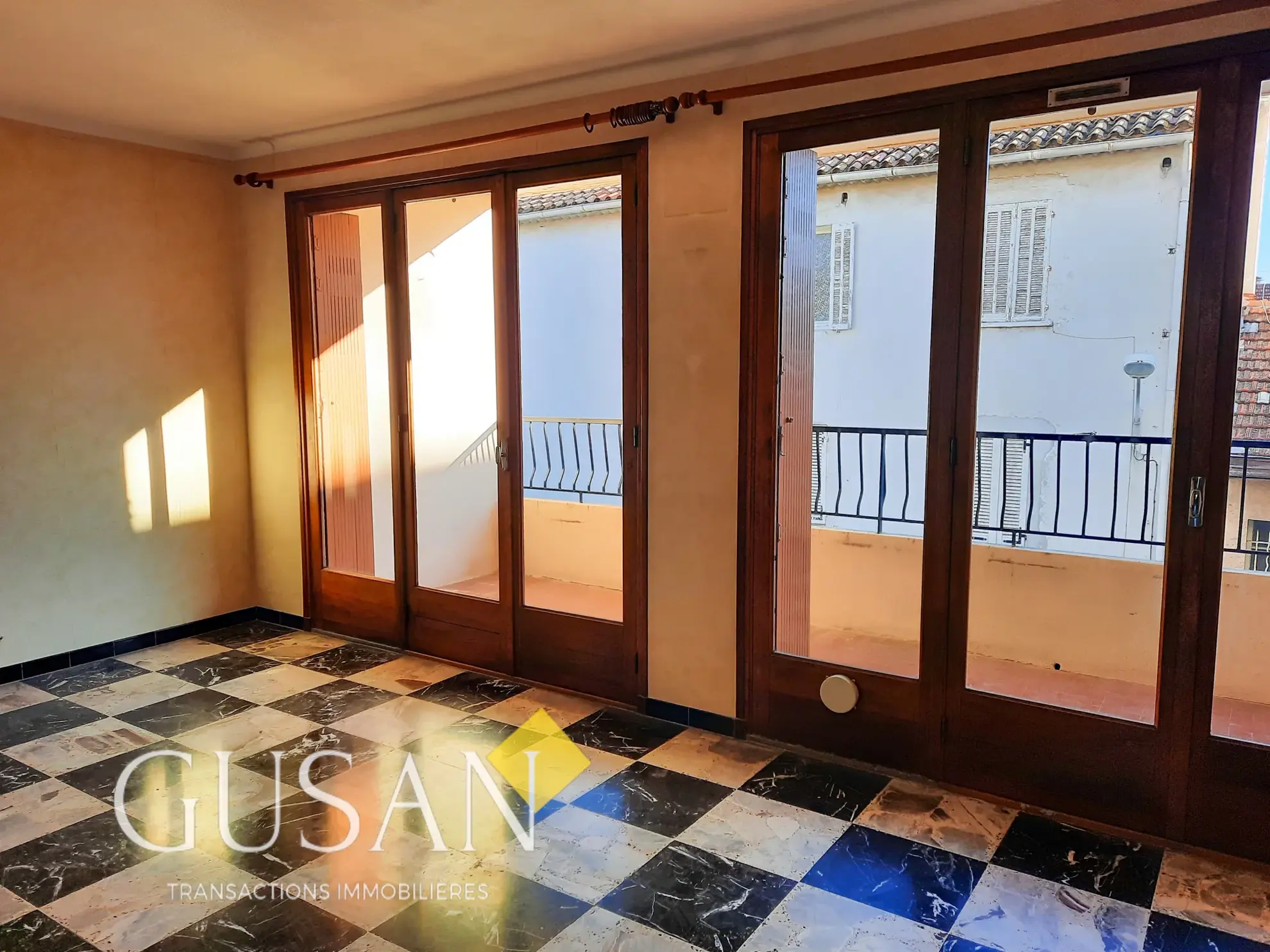Appartement T4 à vendre à Toulon avec balcon et stationnement - Agence Gusan 