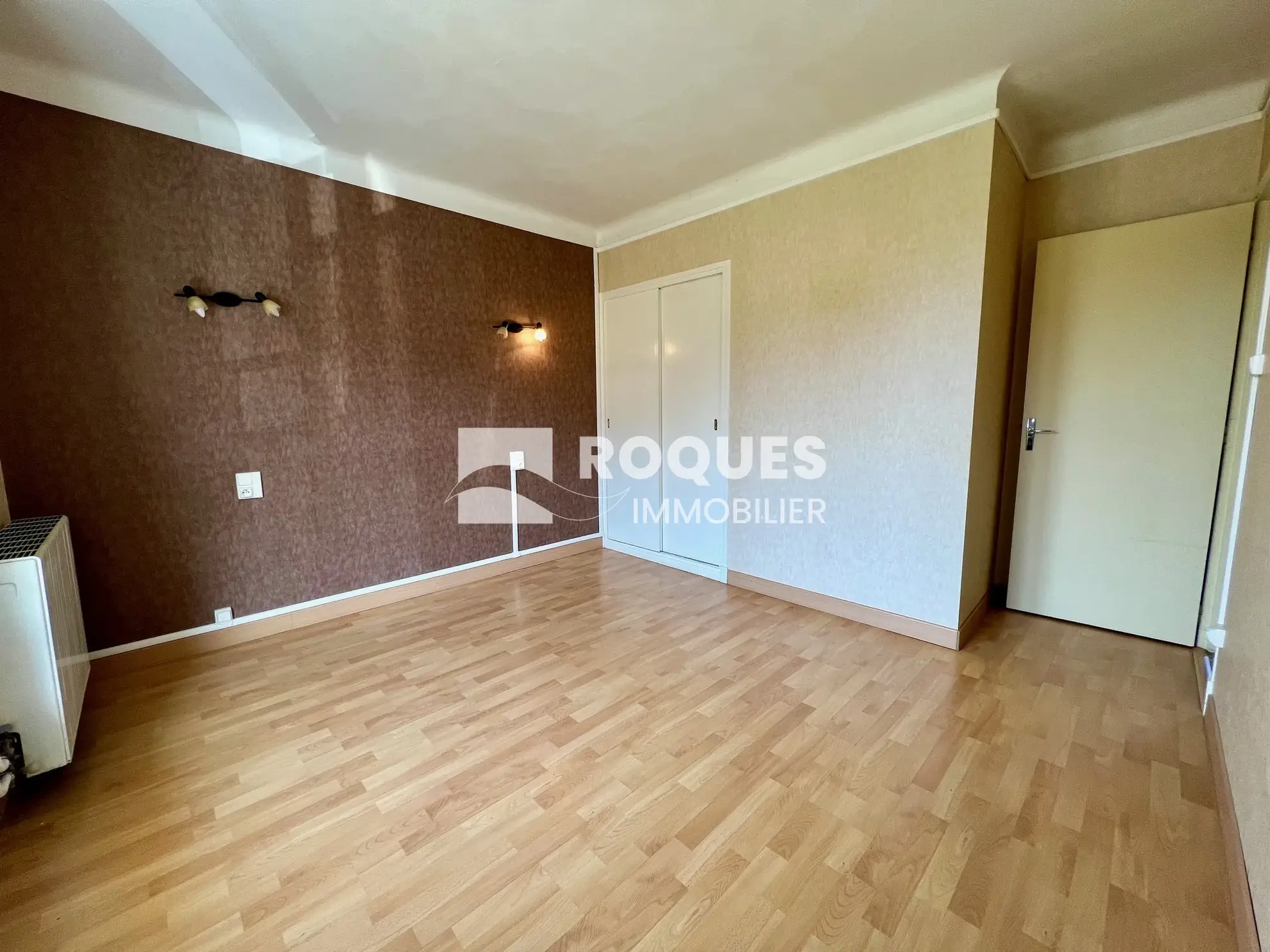 Appartement T4 à Millau avec balcon, cave et parking, idéal pour rénovateur 