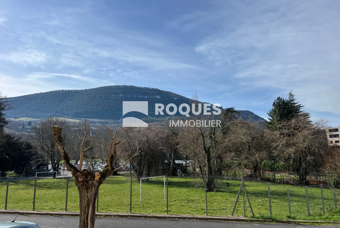 Appartement T4 à Millau avec balcon, cave et parking, idéal pour rénovateur 