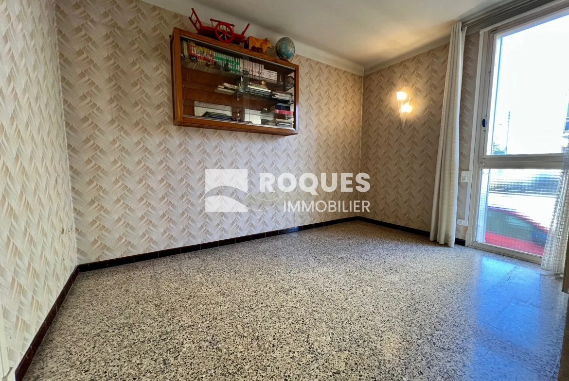 Appartement T4 à Millau avec balcon, cave et parking, idéal pour rénovateur 