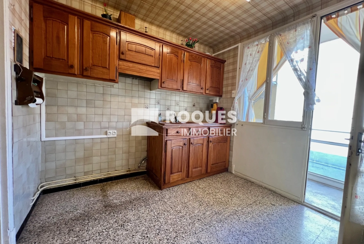 Appartement T4 à Millau avec balcon, cave et parking, idéal pour rénovateur 