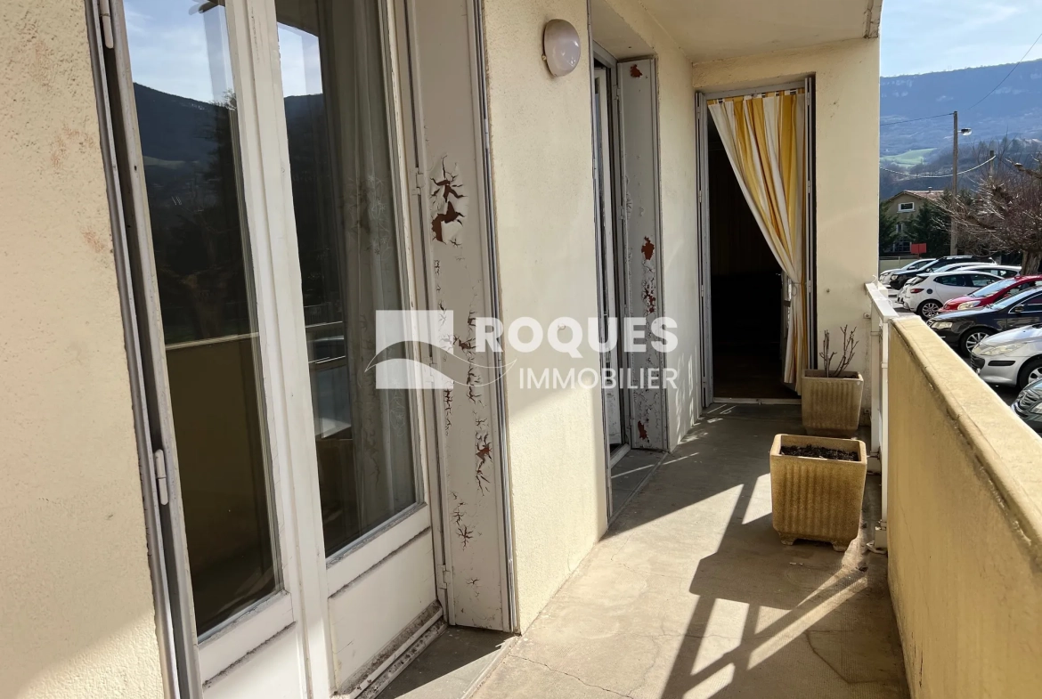 Appartement T4 à Millau avec balcon, cave et parking, idéal pour rénovateur 