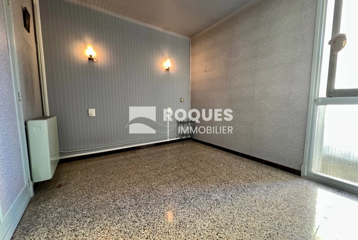 Appartement T4 à Millau avec balcon, cave et parking, idéal pour rénovateur 
