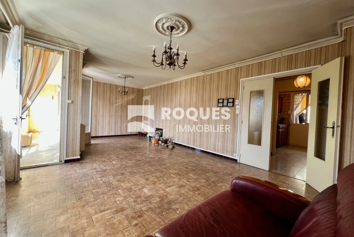 Appartement T4 à Millau avec balcon, cave et parking, idéal pour rénovateur 