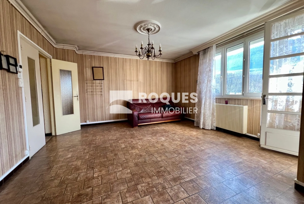Appartement T4 à Millau avec balcon, cave et parking, idéal pour rénovateur 