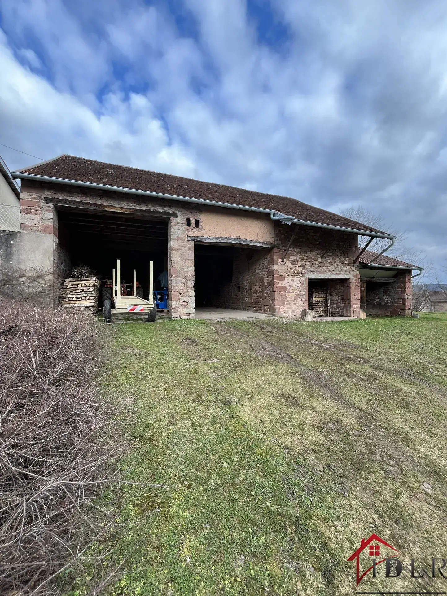 Charmante ferme rénovée de 130 m² avec dépendance sur 10 ares 55 à Hericourt 
